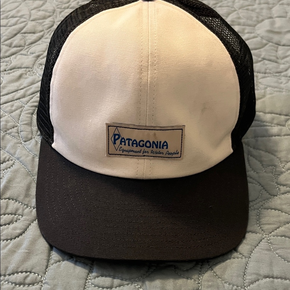 NWT Patagonia Cream and Black Mesh Cap